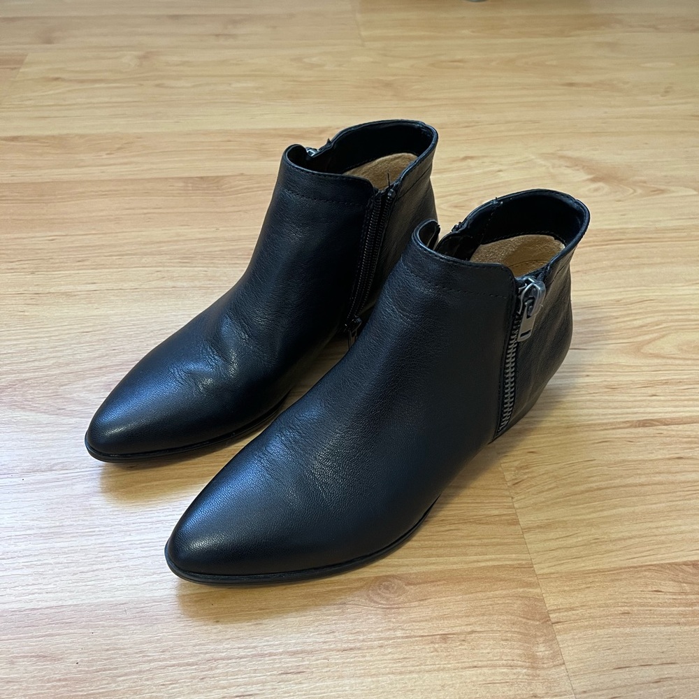 Naturaluzer leather ankle boots